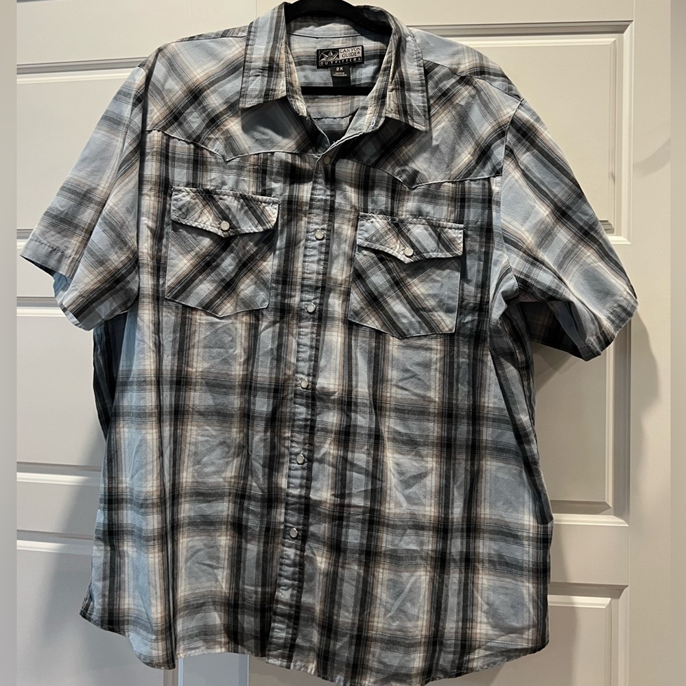 Men’s plaid shirt with snap closures